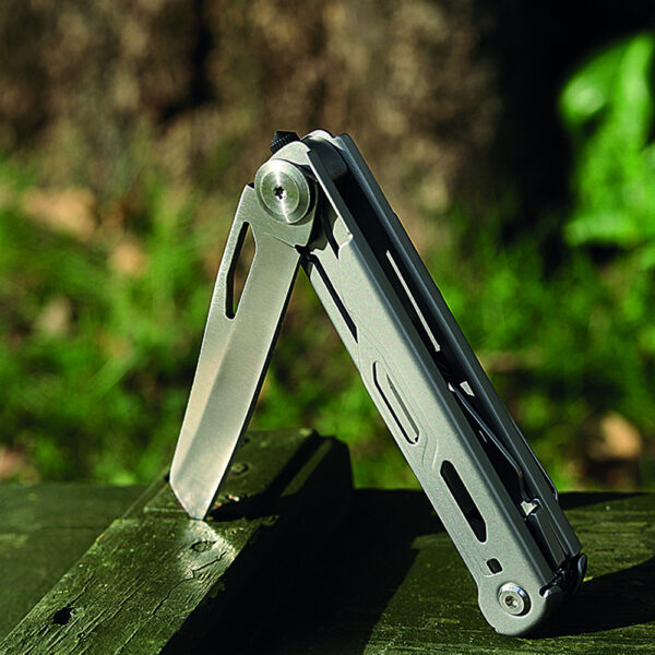 453228 16 453228 99 09 De TF-2215 Multitool mes 7-in-1 is een veelzijdig en compact gereedschap dat altijd binnen handbereik is. Met functies zoals een mes, schaar, verschillende schroevendraaiers, blikopener, pocket clip en glasbreker, is deze multitool perfect voor dagelijks gebruik en onverwachte situaties. Gemaakt van hoogwaardig roestvrij staal, biedt deze multitool duurzaamheid en functionaliteit in één. Met een gewicht van slechts 129 gram en afmetingen van 11.2 x 2 x 2.5 cm is hij gemakkelijk mee te nemen.