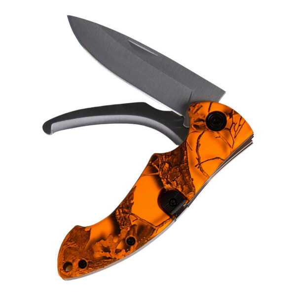 455414 20 04 Ontdek het Survival Mes Camo Oranje, een veelzijdig mes met twee afzonderlijke lemmetten en een veiligheidsvergrendeling. Het bovenste lemmet is ideaal voor algemeen snijwerk, terwijl het onderste lemmet met guthook perfect is voor het openen van wild en het veilig doorsnijden van riemen in noodsituaties. Met een totale lengte van 19 cm en een opvallende oranje handgreep, is dit mes niet alleen functioneel maar ook goed zichtbaar in de natuur.