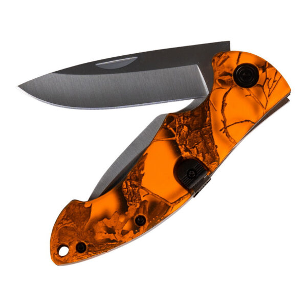 455414 20 05 Ontdek het Survival Mes Camo Oranje, een veelzijdig mes met twee afzonderlijke lemmetten en een veiligheidsvergrendeling. Het bovenste lemmet is ideaal voor algemeen snijwerk, terwijl het onderste lemmet met guthook perfect is voor het openen van wild en het veilig doorsnijden van riemen in noodsituaties. Met een totale lengte van 19 cm en een opvallende oranje handgreep, is dit mes niet alleen functioneel maar ook goed zichtbaar in de natuur.