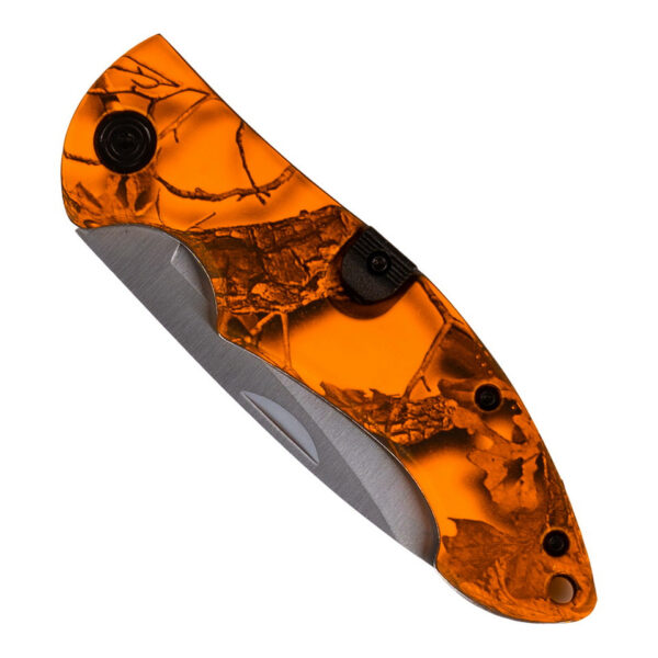 455414 20 06 Ontdek het Survival Mes Camo Oranje, een veelzijdig mes met twee afzonderlijke lemmetten en een veiligheidsvergrendeling. Het bovenste lemmet is ideaal voor algemeen snijwerk, terwijl het onderste lemmet met guthook perfect is voor het openen van wild en het veilig doorsnijden van riemen in noodsituaties. Met een totale lengte van 19 cm en een opvallende oranje handgreep, is dit mes niet alleen functioneel maar ook goed zichtbaar in de natuur.