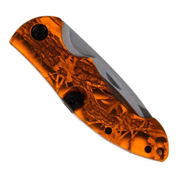 455414 20 07 Ontdek het Survival Mes Camo Oranje, een veelzijdig mes met twee afzonderlijke lemmetten en een veiligheidsvergrendeling. Het bovenste lemmet is ideaal voor algemeen snijwerk, terwijl het onderste lemmet met guthook perfect is voor het openen van wild en het veilig doorsnijden van riemen in noodsituaties. Met een totale lengte van 19 cm en een opvallende oranje handgreep, is dit mes niet alleen functioneel maar ook goed zichtbaar in de natuur.