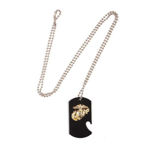 461230 3002 16 01 Ontdek de unieke Dog tag/flesopener van de US Marines, vervaardigd uit 100% metaal. Dit multifunctionele accessoire is niet alleen een stijlvol statement, maar ook een praktische flesopener aan de zijkant. Perfect voor de fan van militaire uitrusting of als origineel cadeau. Voeg een stukje maritieme geschiedenis toe aan je collectie met deze robuuste en functionele dog tag.