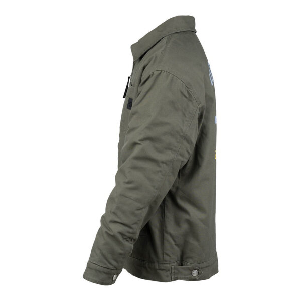 129806 11 02 De Heritage Airborne jacket is geïnspireerd op het iconische Worker Jacket en beschikt over het legendarische Airborne 101st logo. Deze stijlvolle jas is gemaakt van 100% katoen met een comfortabele nylon voering, waardoor hij perfect is als tussenjas voor dagelijks gebruik. Met een relaxed fit, verstelbare mouwen en taille, en praktische zakken combineert deze jas functionaliteit met een vintage uitstraling. Ideaal voor zowel werk als vrije tijd.