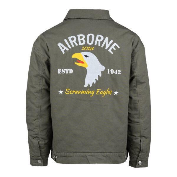 129806 11 03 De Heritage Airborne jacket is geïnspireerd op het iconische Worker Jacket en beschikt over het legendarische Airborne 101st logo. Deze stijlvolle jas is gemaakt van 100% katoen met een comfortabele nylon voering, waardoor hij perfect is als tussenjas voor dagelijks gebruik. Met een relaxed fit, verstelbare mouwen en taille, en praktische zakken combineert deze jas functionaliteit met een vintage uitstraling. Ideaal voor zowel werk als vrije tijd.