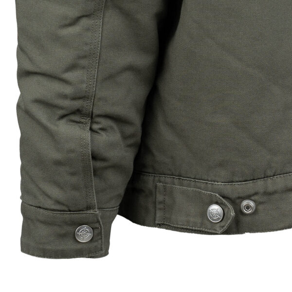129806 11 04 De Heritage Airborne jacket is geïnspireerd op het iconische Worker Jacket en beschikt over het legendarische Airborne 101st logo. Deze stijlvolle jas is gemaakt van 100% katoen met een comfortabele nylon voering, waardoor hij perfect is als tussenjas voor dagelijks gebruik. Met een relaxed fit, verstelbare mouwen en taille, en praktische zakken combineert deze jas functionaliteit met een vintage uitstraling. Ideaal voor zowel werk als vrije tijd.