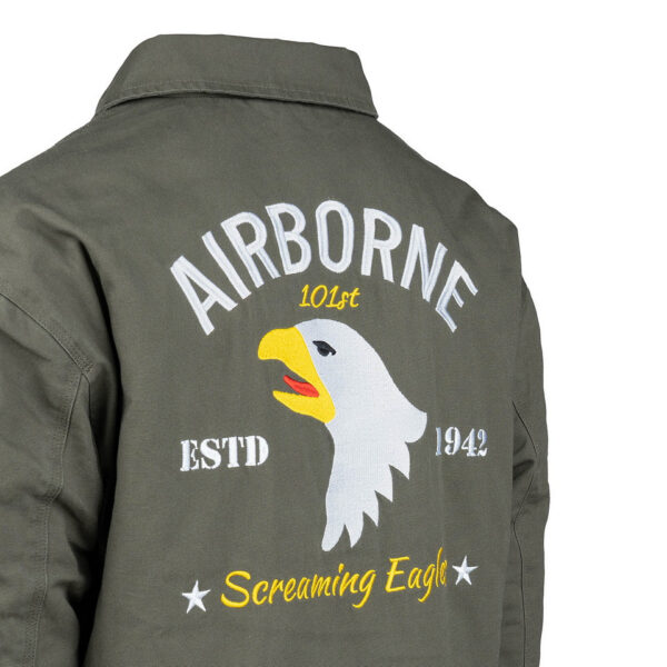 129806 11 05 De Heritage Airborne jacket is geïnspireerd op het iconische Worker Jacket en beschikt over het legendarische Airborne 101st logo. Deze stijlvolle jas is gemaakt van 100% katoen met een comfortabele nylon voering, waardoor hij perfect is als tussenjas voor dagelijks gebruik. Met een relaxed fit, verstelbare mouwen en taille, en praktische zakken combineert deze jas functionaliteit met een vintage uitstraling. Ideaal voor zowel werk als vrije tijd.