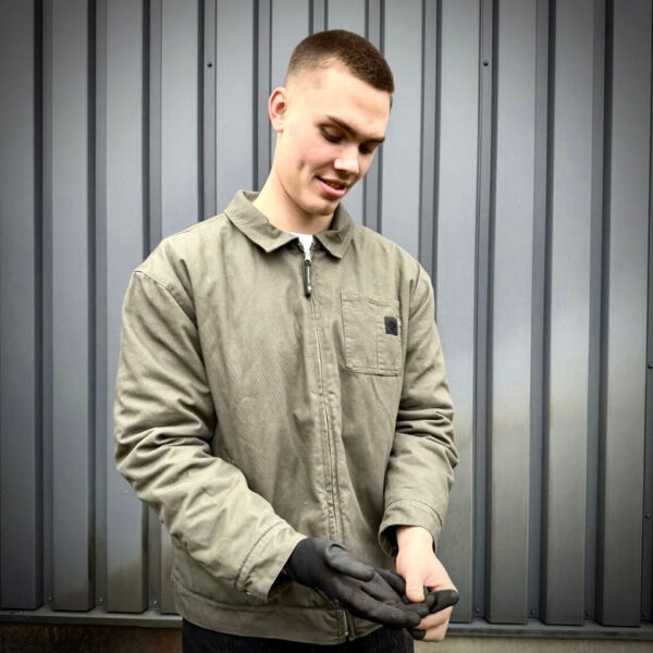 129806 11 10 De Heritage Airborne jacket is geïnspireerd op het iconische Worker Jacket en beschikt over het legendarische Airborne 101st logo. Deze stijlvolle jas is gemaakt van 100% katoen met een comfortabele nylon voering, waardoor hij perfect is als tussenjas voor dagelijks gebruik. Met een relaxed fit, verstelbare mouwen en taille, en praktische zakken combineert deze jas functionaliteit met een vintage uitstraling. Ideaal voor zowel werk als vrije tijd.