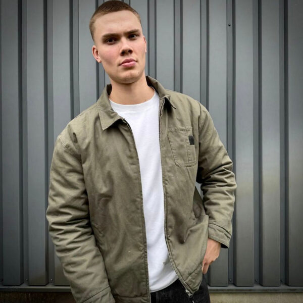 129806 11 11 De Heritage Airborne jacket is geïnspireerd op het iconische Worker Jacket en beschikt over het legendarische Airborne 101st logo. Deze stijlvolle jas is gemaakt van 100% katoen met een comfortabele nylon voering, waardoor hij perfect is als tussenjas voor dagelijks gebruik. Met een relaxed fit, verstelbare mouwen en taille, en praktische zakken combineert deze jas functionaliteit met een vintage uitstraling. Ideaal voor zowel werk als vrije tijd.