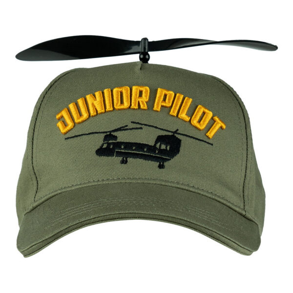 215043 11 02 Geef je kind de kans om zich een echte piloot te voelen met de Kinder Baseball Cap Junior Pilot met propeller. Deze groene pet is versierd met de vrolijke tekst 'Junior Pilot' en een geborduurd helikoptericoon, wat het een speelse uitstraling geeft. De zwarte plastic propeller bovenop maakt het ontwerp uniek en aantrekkelijk voor jonge luchtvaartliefhebbers. Gemaakt van comfortabele katoen, is deze cap perfect voor avontuurlijke dagen buiten.