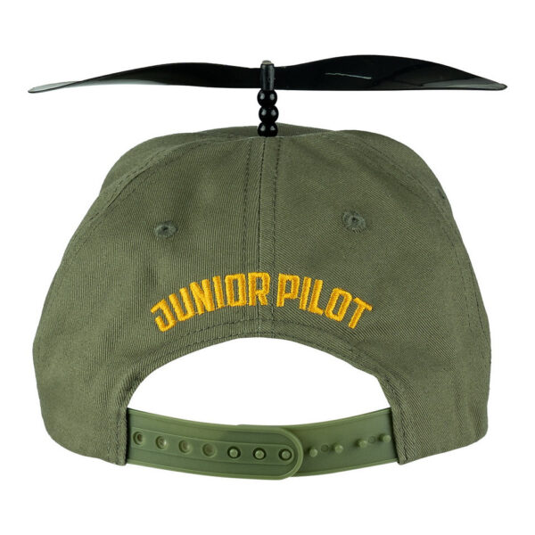 215043 11 03 Geef je kind de kans om zich een echte piloot te voelen met de Kinder Baseball Cap Junior Pilot met propeller. Deze groene pet is versierd met de vrolijke tekst 'Junior Pilot' en een geborduurd helikoptericoon, wat het een speelse uitstraling geeft. De zwarte plastic propeller bovenop maakt het ontwerp uniek en aantrekkelijk voor jonge luchtvaartliefhebbers. Gemaakt van comfortabele katoen, is deze cap perfect voor avontuurlijke dagen buiten.
