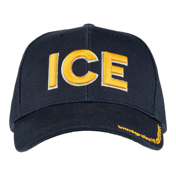 215045 12 02 De ICE Baseball Cap is een stijlvolle blauwe pet met een opvallende gele opdruk van 'ICE', wat staat voor Immigration & Customs Enforcement. Deze cap is gemaakt van 100% katoen, wat zorgt voor een comfortabele pasvorm en ideaal is voor dagelijks gebruik. Perfect voor zowel outdoor activiteiten als casual momenten. Voeg deze unieke pet toe aan je collectie en maak een statement!