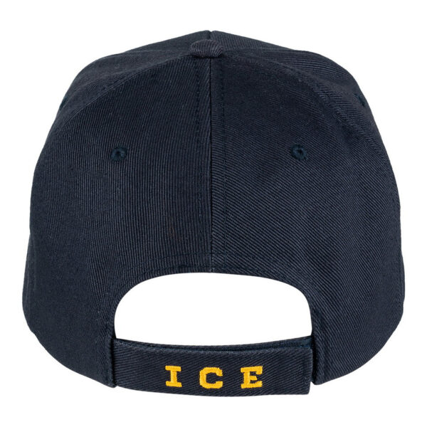 215045 12 03 De ICE Baseball Cap is een stijlvolle blauwe pet met een opvallende gele opdruk van 'ICE', wat staat voor Immigration & Customs Enforcement. Deze cap is gemaakt van 100% katoen, wat zorgt voor een comfortabele pasvorm en ideaal is voor dagelijks gebruik. Perfect voor zowel outdoor activiteiten als casual momenten. Voeg deze unieke pet toe aan je collectie en maak een statement!