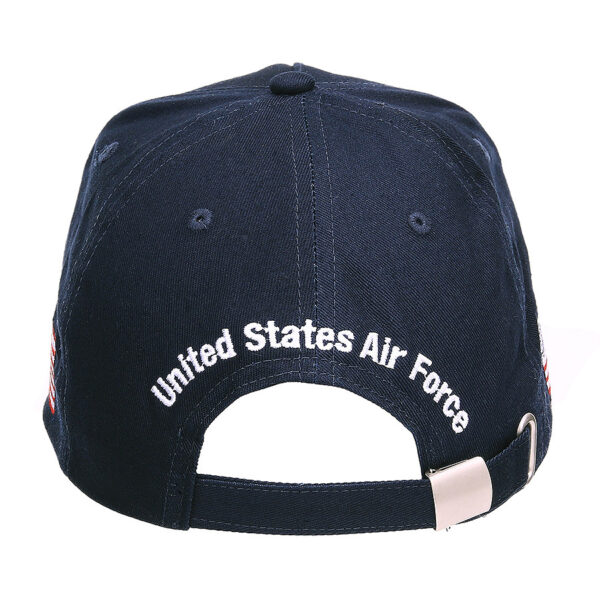 215112 12 05 <p>De Fostex® USAF Roundel baseball cap is een stijlvolle en comfortabele pet met een 3D geborduurd USAF-logo. Gemaakt van 100% katoen, biedt deze cap een perfecte pasvorm en is verstelbaar aan de achterzijde voor optimaal draagcomfort. Het iconische USAF Roundel, dat zijn oorsprong vindt in de Tweede Wereldoorlog, maakt deze cap niet alleen een modieuze keuze, maar ook een eerbetoon aan de rijke geschiedenis van de Amerikaanse Luchtmacht. Verkrijgbaar in een klassieke blauwe kleur.</p>