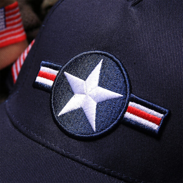 215112 12 us airforce cap fostex <p>De Fostex® USAF Roundel baseball cap is een stijlvolle en comfortabele pet met een 3D geborduurd USAF-logo. Gemaakt van 100% katoen, biedt deze cap een perfecte pasvorm en is verstelbaar aan de achterzijde voor optimaal draagcomfort. Het iconische USAF Roundel, dat zijn oorsprong vindt in de Tweede Wereldoorlog, maakt deze cap niet alleen een modieuze keuze, maar ook een eerbetoon aan de rijke geschiedenis van de Amerikaanse Luchtmacht. Verkrijgbaar in een klassieke blauwe kleur.</p>