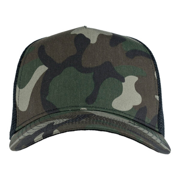215190 51 02 De Trucker Cap Camo is een trendy en veelzijdige pet met een opvallende camouflageprint aan de voorkant en een klassieke zwarte mesh achterzijde. Deze cap biedt niet alleen stijl, maar ook comfort en ventilatie, waardoor hij perfect is voor outdooractiviteiten of dagelijks gebruik. De camouflage cap is eenvoudig te combineren met diverse outfits en is een must-have voor iedere avontuurlijke geest.