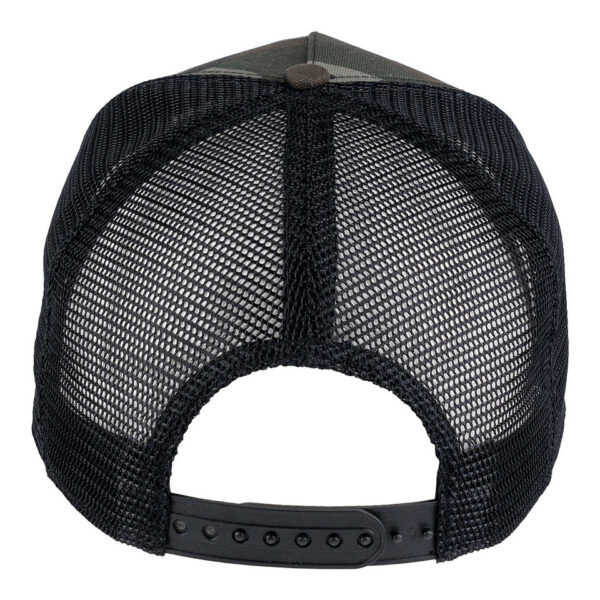 215190 51 03 De Trucker Cap Camo is een trendy en veelzijdige pet met een opvallende camouflageprint aan de voorkant en een klassieke zwarte mesh achterzijde. Deze cap biedt niet alleen stijl, maar ook comfort en ventilatie, waardoor hij perfect is voor outdooractiviteiten of dagelijks gebruik. De camouflage cap is eenvoudig te combineren met diverse outfits en is een must-have voor iedere avontuurlijke geest.