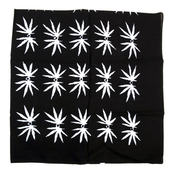 217198 333 70 01 <p>Ontdek de grote bandana met een opvallende wietbladprint, vervaardigd uit 100% katoen voor optimaal comfort. Met een royale afmeting van 95 x 95 cm biedt deze bandana veelzijdige gebruiksmogelijkheden, van modeaccessoire tot functioneel outdoor item. Beschikbaar in een stijlvolle zwart/witte kleurstelling, is deze bandana de perfecte keuze voor zowel casual als avontuurlijke gelegenheden.</p>
