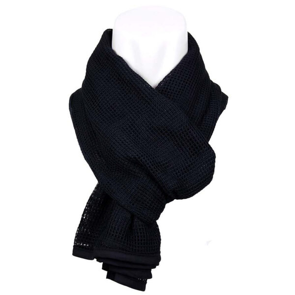 217207 13 03 De Netsjaal tactical is een veelzijdig accessoire, vervaardigd uit 100% polyester en met een royale afmeting van 180 x 85 cm. Deze zwarte netsjaal is ideaal voor militaire en outdoor activiteiten, biedt bescherming tegen zon en stof, en kan eenvoudig op verschillende manieren worden gedragen. Een must-have voor elke avonturier die functionaliteit en stijl hoog in het vaandel heeft staan.
