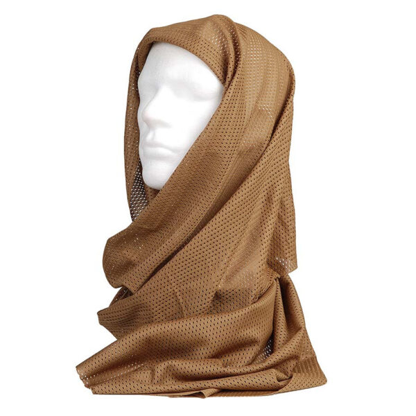 217215 112 01 De Sniper sjaal is een veelzijdige accessoire, perfect voor zowel militaire als outdoor activiteiten. Gemaakt van 100% polyester, biedt deze sjaal een comfortabele en duurzame bescherming tegen de elementen. Met afmetingen van 155 x 49 cm is hij ideaal voor veelzijdig gebruik. Verkrijgbaar in de stijlvolle kleur Coyote, voegt deze sjaal niet alleen functionaliteit toe, maar ook een tactische uitstraling aan je outfit.