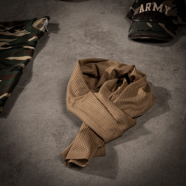 217215 112 02 De Sniper sjaal is een veelzijdige accessoire, perfect voor zowel militaire als outdoor activiteiten. Gemaakt van 100% polyester, biedt deze sjaal een comfortabele en duurzame bescherming tegen de elementen. Met afmetingen van 155 x 49 cm is hij ideaal voor veelzijdig gebruik. Verkrijgbaar in de stijlvolle kleur Coyote, voegt deze sjaal niet alleen functionaliteit toe, maar ook een tactische uitstraling aan je outfit.