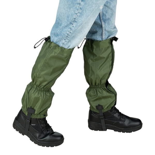 239400 125 03 1 De Gaiters Ripstop (set) zijn onmisbaar voor elke buitenliefhebber die zich niet door het weer laat tegenhouden. Deze waterbestendige en slijtvast beschermers bieden effectieve bescherming tegen modder, sneeuw en takken, zodat je broekspijpen en schoenen schoon en droog blijven. Met een verstelbare sluiting voor een perfecte pasvorm en gemaakt van duurzaam ripstop-materiaal, zijn ze ideaal voor wandelen, jagen en survival. Lichtgewicht en compact, zijn ze eenvoudig mee te nemen voor al je outdoor avonturen.