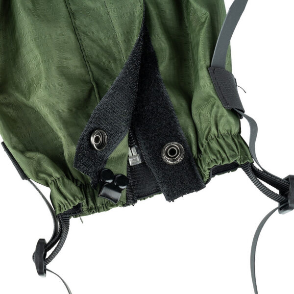 239400 125 04 1 De Gaiters Ripstop (set) zijn onmisbaar voor elke buitenliefhebber die zich niet door het weer laat tegenhouden. Deze waterbestendige en slijtvast beschermers bieden effectieve bescherming tegen modder, sneeuw en takken, zodat je broekspijpen en schoenen schoon en droog blijven. Met een verstelbare sluiting voor een perfecte pasvorm en gemaakt van duurzaam ripstop-materiaal, zijn ze ideaal voor wandelen, jagen en survival. Lichtgewicht en compact, zijn ze eenvoudig mee te nemen voor al je outdoor avonturen.