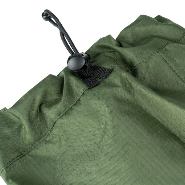 239400 125 05 1 De Gaiters Ripstop (set) zijn onmisbaar voor elke buitenliefhebber die zich niet door het weer laat tegenhouden. Deze waterbestendige en slijtvast beschermers bieden effectieve bescherming tegen modder, sneeuw en takken, zodat je broekspijpen en schoenen schoon en droog blijven. Met een verstelbare sluiting voor een perfecte pasvorm en gemaakt van duurzaam ripstop-materiaal, zijn ze ideaal voor wandelen, jagen en survival. Lichtgewicht en compact, zijn ze eenvoudig mee te nemen voor al je outdoor avonturen.