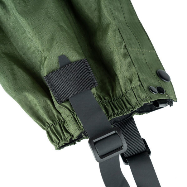 239400 125 06 1 De Gaiters Ripstop (set) zijn onmisbaar voor elke buitenliefhebber die zich niet door het weer laat tegenhouden. Deze waterbestendige en slijtvast beschermers bieden effectieve bescherming tegen modder, sneeuw en takken, zodat je broekspijpen en schoenen schoon en droog blijven. Met een verstelbare sluiting voor een perfecte pasvorm en gemaakt van duurzaam ripstop-materiaal, zijn ze ideaal voor wandelen, jagen en survival. Lichtgewicht en compact, zijn ze eenvoudig mee te nemen voor al je outdoor avonturen.