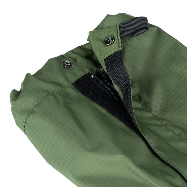 239400 125 07 1 De Gaiters Ripstop (set) zijn onmisbaar voor elke buitenliefhebber die zich niet door het weer laat tegenhouden. Deze waterbestendige en slijtvast beschermers bieden effectieve bescherming tegen modder, sneeuw en takken, zodat je broekspijpen en schoenen schoon en droog blijven. Met een verstelbare sluiting voor een perfecte pasvorm en gemaakt van duurzaam ripstop-materiaal, zijn ze ideaal voor wandelen, jagen en survival. Lichtgewicht en compact, zijn ze eenvoudig mee te nemen voor al je outdoor avonturen.