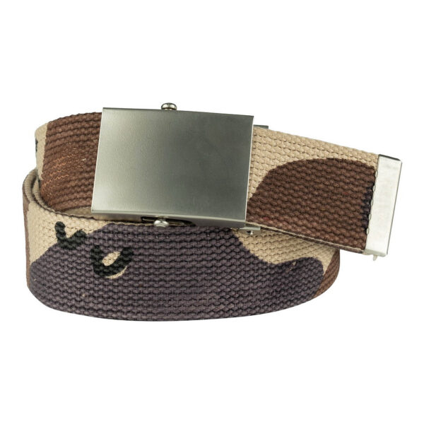 241248 54 01 De Tropenkoppel breed 6 klr desert is een authentieke militaire riem, uitgevoerd in het iconische 6 color desert camouflagepatroon, ook wel bekend als 'Chocolate Chip'. Deze riem, perfect voor outdoor activiteiten, is vervaardigd van 100% katoen/canvas en heeft een breedte van 4 cm en een lengte van 132 cm. De chroomgesp zorgt voor een stevige sluiting, waardoor deze riem zowel functioneel als stijlvol is.