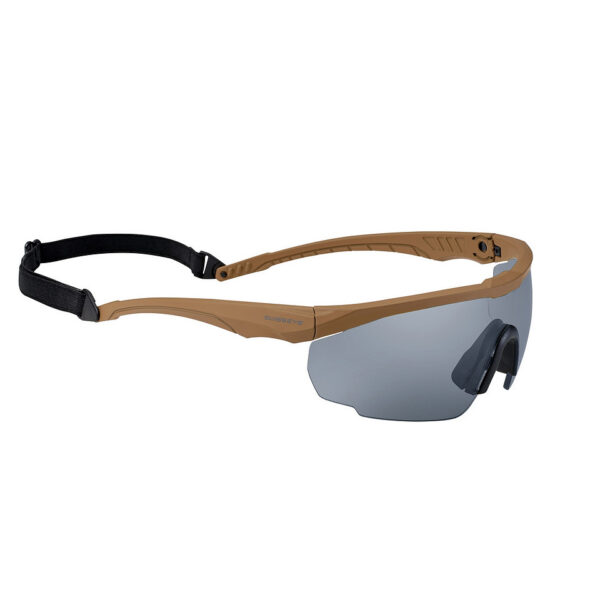 256170 26 01 <p>De SwissEye Blackhawk bril #40422 is de ideale keuze voor outdoorliefhebbers en professionals. Met verstelbare pootjes, een anticondens- en krasbestendige coating en een optimale bescherming tegen UVA-, UVB- en UVC-straling biedt deze bril zowel comfort als functionaliteit. De bril wordt geleverd met een verwijderbare clipadapter voor glazen en reserve lenzen in oranje en helder. Inclusief een zwarte band, een microvezel zakje en hoes, voldoet de Blackhawk aan de strenge EN 12312-1 en STANAG 2920/4296 normen.</p>