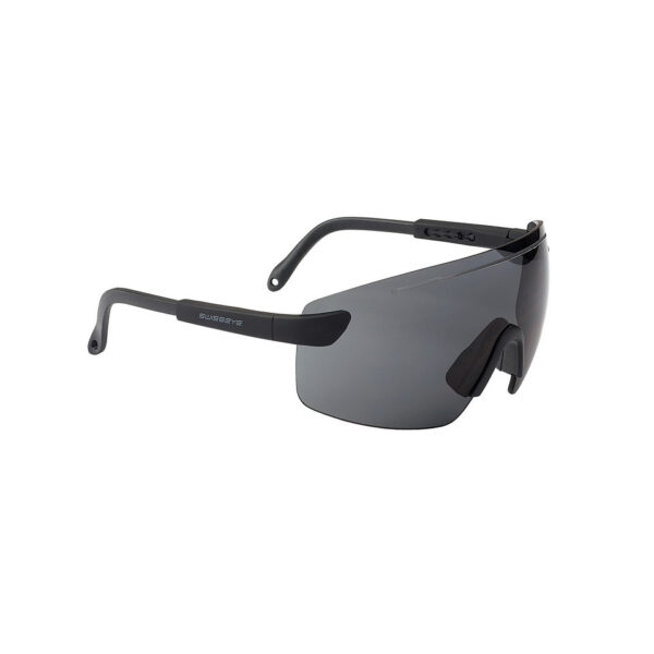 256172 13 01 <p>De SwissEye bril Defense #40411 is de ideale keuze voor elke outdooractiviteit. Met verstelbare pootjes voor een perfecte pasvorm en een anticondens- en krasbestendige coating, biedt deze bril optimaal comfort en bescherming. Geniet van 100% UVA-, UVB- en UVC-bescherming en maak gebruik van de bijgeleverde zwarte band en microvezel zakje voor extra gemak. Voldoet aan de hoogste veiligheidsnormen (EN 12312-1 en STANAG 2920/4296) en is verkrijgbaar in stijlvol zwart.</p>