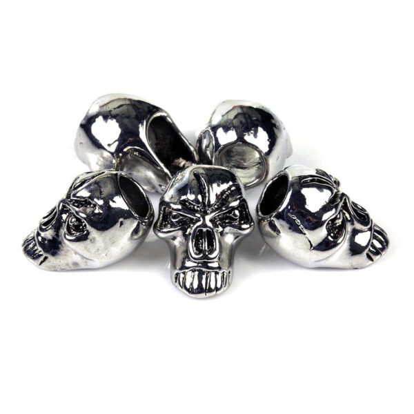257101 16 01 Ontdek de Skull set #2148-7, een unieke metalen set met gedetailleerde schedelbedels, perfect voor het maken van stoere paracord armbanden. Met een gewicht van slechts 14 gram en een zilver/chrome afwerking, geeft deze set een edgy touch aan je outdoor-uitrusting. Ideaal voor avonturiers die hun stijl willen personaliseren en zich willen onderscheiden in het veld.