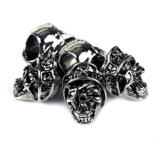 257102 16 01 Maak je paracord armband uniek met onze metalen Skull set #2148-6. Deze set bevat gedetailleerde schedelbedels die een stoere uitstraling geven aan je outdoor-uitrusting. Met een gewicht van slechts 14 gram en vervaardigd uit hoogwaardig metaal, is deze set perfect voor avonturiers die hun persoonlijke stijl willen uitdragen. Beschikbaar in een stijlvolle zilver/chrome kleur, voeg een edgy touch toe aan je avonturen!