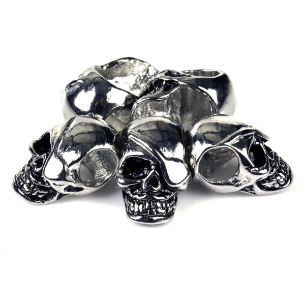 257105 16 01 De Skull set #2148-3 is de perfecte aanvulling voor je paracord armband, met gedetailleerde metalen schedelbedels die een stoere en unieke uitstraling geven. Deze set weegt slechts 22 gram en is vervaardigd uit hoogwaardig metaal in een stijlvolle zilver/chrome afwerking. Ideaal voor avonturiers die hun outdoor-uitrusting willen personaliseren en een edgy touch willen toevoegen aan hun stijl.