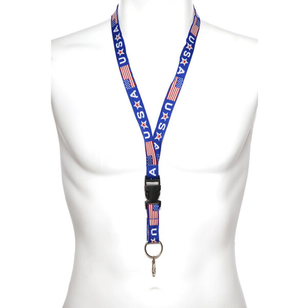259006 010 75 01 <p>De Neck-strap met de USA vlag is vervaardigd uit 100% nylon en biedt een stevige en duurzame oplossing voor het dragen van uw sleutels, ID-kaarten of andere benodigdheden. Met een veelzijdig ontwerp dat in diverse kleuren beschikbaar is, is deze strap niet alleen functioneel, maar ook een stijlvolle accessoire voor elke outdoor of militaire activiteit. Perfect voor wie functionaliteit en patriotisme wil combineren.</p>