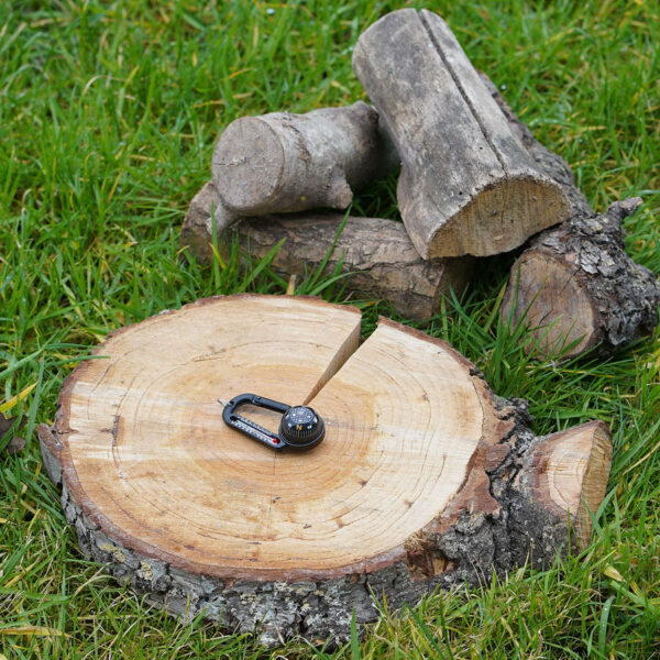 259125 13 02 De Karabijnhaak met kompas en thermometer is de perfecte gadget voor outdoorliefhebbers. Gemaakt van duurzaam kunststof, biedt deze handige karabijnhaak niet alleen een stevige bevestiging voor uw sleutelbos of rugzak, maar ook een geïntegreerd bolkompas en thermometer. Ideaal voor avontuurlijke wandelingen en kampeertrips, zodat u altijd de juiste richting en temperatuur in de gaten kunt houden. Verkrijgbaar in de stijlvolle kleur zwart.