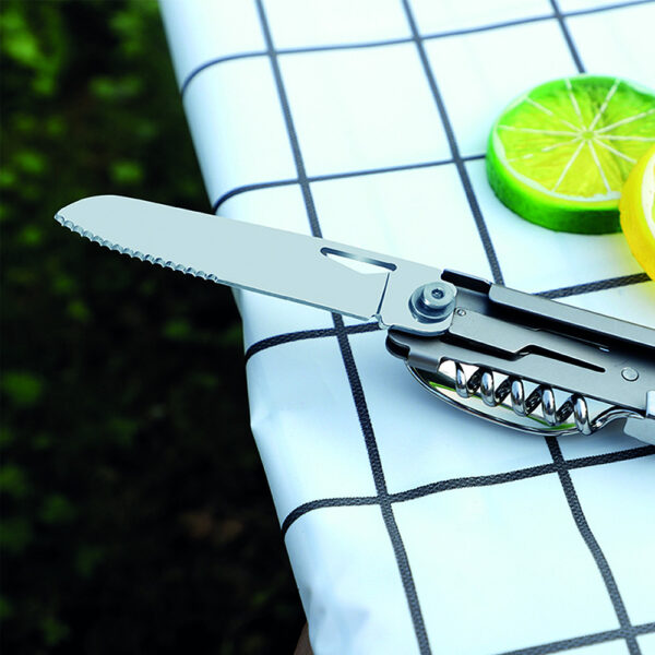 311002 16 311002 99 03 De Camping Tool 6-in-1 is de ideale metgezel voor elke outdoorliefhebber. Met zes essentiële functies in één compact ontwerp, waaronder een mes, lepel, vork, flesopener, blikopener en kurkentrekker, heb je altijd het juiste gereedschap bij de hand. Gemaakt van duurzaam 420 roestvrij staal en met een ingeklapte lengte van slechts 11 cm, is deze tool perfect voor op reis, kamperen of een dagje uit in de natuur.