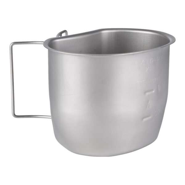 311095 16 01 De BCB Crusader canteen in chroom is een onmisbaar item voor elke kampeerder. Gemaakt van roestvrij staal, biedt deze canteen niet alleen duurzaamheid, maar ook brandwerendheid, waardoor je eenvoudig je drankjes kunt opwarmen of voedsel kunt koken boven een kampvuur. Met een inhoud van 750 ml en een handig scharnierend handvat is deze canteen perfect voor onderweg. Compact en lichtgewicht met een gewicht van slechts 290 g, is hij de ideale metgezel voor al je buitenavonturen.