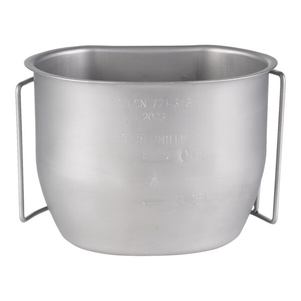 311095 16 04 De BCB Crusader canteen in chroom is een onmisbaar item voor elke kampeerder. Gemaakt van roestvrij staal, biedt deze canteen niet alleen duurzaamheid, maar ook brandwerendheid, waardoor je eenvoudig je drankjes kunt opwarmen of voedsel kunt koken boven een kampvuur. Met een inhoud van 750 ml en een handig scharnierend handvat is deze canteen perfect voor onderweg. Compact en lichtgewicht met een gewicht van slechts 290 g, is hij de ideale metgezel voor al je buitenavonturen.