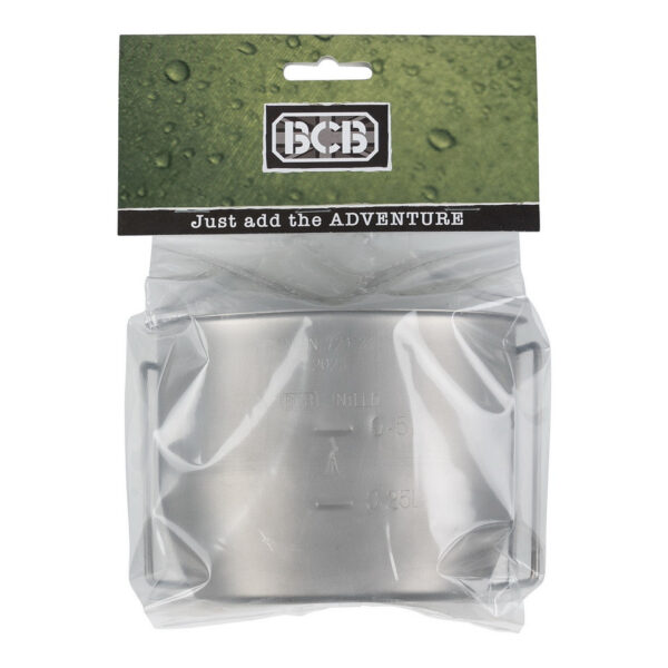 311095 16 05 De BCB Crusader canteen in chroom is een onmisbaar item voor elke kampeerder. Gemaakt van roestvrij staal, biedt deze canteen niet alleen duurzaamheid, maar ook brandwerendheid, waardoor je eenvoudig je drankjes kunt opwarmen of voedsel kunt koken boven een kampvuur. Met een inhoud van 750 ml en een handig scharnierend handvat is deze canteen perfect voor onderweg. Compact en lichtgewicht met een gewicht van slechts 290 g, is hij de ideale metgezel voor al je buitenavonturen.