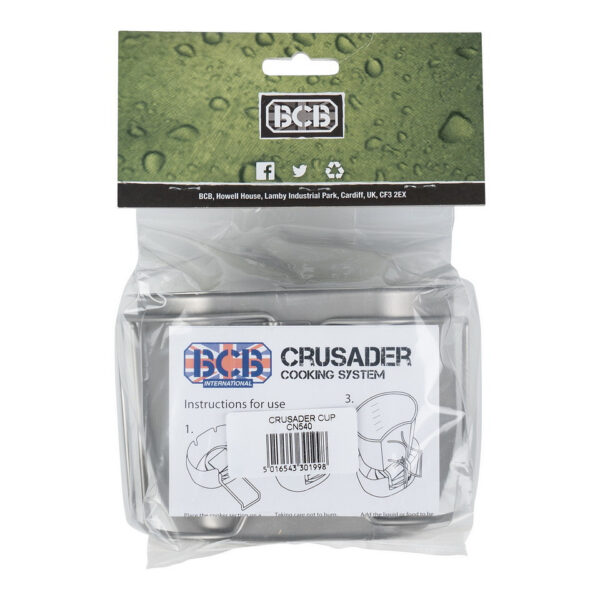 311095 16 06 De BCB Crusader canteen in chroom is een onmisbaar item voor elke kampeerder. Gemaakt van roestvrij staal, biedt deze canteen niet alleen duurzaamheid, maar ook brandwerendheid, waardoor je eenvoudig je drankjes kunt opwarmen of voedsel kunt koken boven een kampvuur. Met een inhoud van 750 ml en een handig scharnierend handvat is deze canteen perfect voor onderweg. Compact en lichtgewicht met een gewicht van slechts 290 g, is hij de ideale metgezel voor al je buitenavonturen.