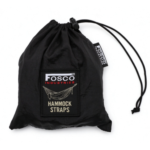 313261 99 313261 99 02 Met de Fosco Heavy Duty hangmatstraps set van 2 bevestig je eenvoudig en snel je hangmat tijdens het kamperen, wandelen of reizen. Deze stevige polyester banden zijn verstelbaar in hoogte en spanning, en kunnen een maximale belasting van 225 kg dragen. De set wordt geleverd met twee stalen karabiners en een handig opbergzakje, waardoor ze compact en gemakkelijk mee te nemen zijn. Ideaal voor outdoorliefhebbers die comfort en gebruiksgemak waarderen.