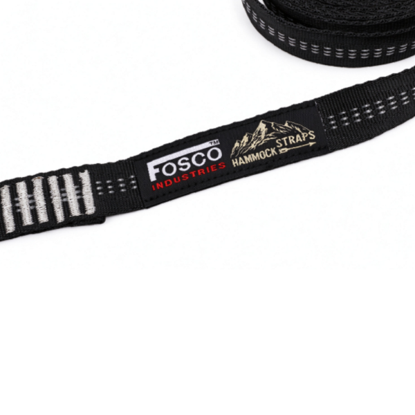 313261 99 313261 99 04 Met de Fosco Heavy Duty hangmatstraps set van 2 bevestig je eenvoudig en snel je hangmat tijdens het kamperen, wandelen of reizen. Deze stevige polyester banden zijn verstelbaar in hoogte en spanning, en kunnen een maximale belasting van 225 kg dragen. De set wordt geleverd met twee stalen karabiners en een handig opbergzakje, waardoor ze compact en gemakkelijk mee te nemen zijn. Ideaal voor outdoorliefhebbers die comfort en gebruiksgemak waarderen.