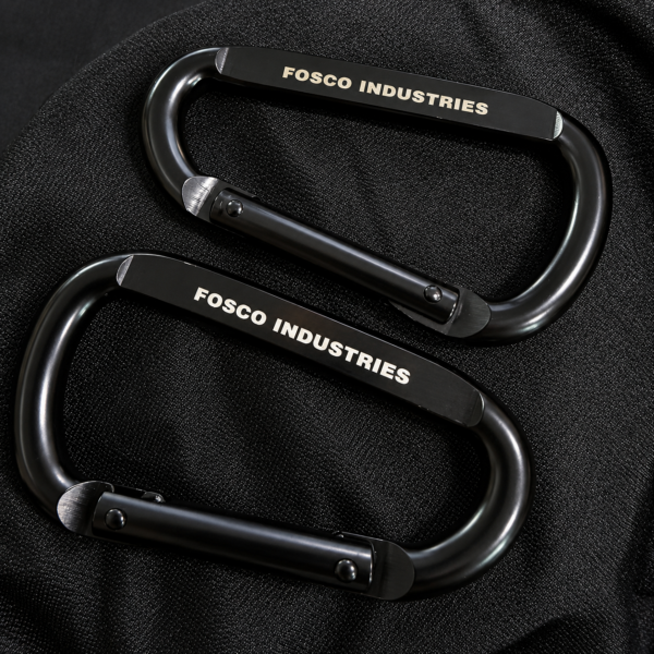 313261 99 313261 99 05 Met de Fosco Heavy Duty hangmatstraps set van 2 bevestig je eenvoudig en snel je hangmat tijdens het kamperen, wandelen of reizen. Deze stevige polyester banden zijn verstelbaar in hoogte en spanning, en kunnen een maximale belasting van 225 kg dragen. De set wordt geleverd met twee stalen karabiners en een handig opbergzakje, waardoor ze compact en gemakkelijk mee te nemen zijn. Ideaal voor outdoorliefhebbers die comfort en gebruiksgemak waarderen.