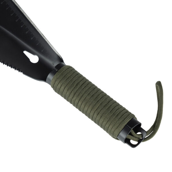 319628 13 04 Ontdek de multifunctionele Outdoor schep 7 in 1, de perfecte metgezel voor jouw avonturen in de natuur. Deze compacte schep biedt meer dan zeven functies, waaronder een mes, spijkertrekker, schep, zaag, moersleutel en liniaal. Gemaakt van hoogwaardig roestvrij staal, is deze schep niet alleen duurzaam maar ook lichtgewicht met een gewicht van slechts 198 gram. Voor extra gebruiksgemak is er een 2 meter lang paracord bevestigd aan het handvat, ideaal voor noodsituaties. Inclusief praktische polsband en nylon tasje, gemaakt voor de echte avonturier.