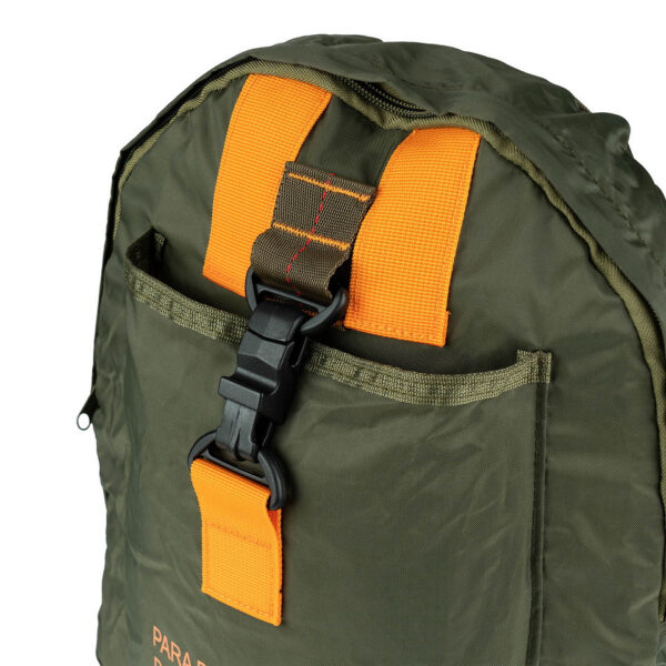351548 11 04 <p>De Kinder rugzak parachute #10 is de ideale metgezel voor kleine avonturiers. Deze lichtgewicht rugzak, gemaakt van 100% polyester, is eenvoudig schoon te maken en biedt een ruim hoofdvak voor speelgoed, snacks en boeken. Met comfortabele, verstelbare schouderbanden is hij perfect voor dagelijks gebruik. Het kleurrijke ontwerp met een echte parachutesluiting maakt deze rugzak niet alleen praktisch, maar ook leuk voor kinderen. Afmetingen: 37 x 27 x 8 cm.</p>
