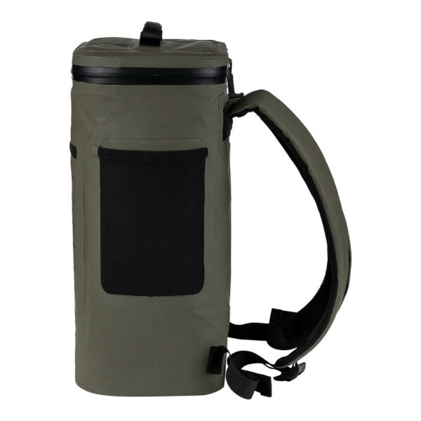 351800 11 03 De TF-2215 Tactical koelrugzak is de perfecte mix van functionaliteit en stijl voor outdoorliefhebbers. Gemaakt van duurzaam 500D PVC-materiaal, is deze rugzak weerbestendig en ideaal voor actieve gebruikers. Met een geïsoleerd koelvak dat tot 20 uur koeling biedt, biedt hij ruimte voor ongeveer 18 blikjes van 330 ml. Dankzij het comfortabele draagsysteem en meerdere opbergvakken is deze rugzak een betrouwbare keuze voor al je avonturen.