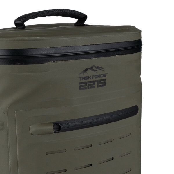 351800 11 06 De TF-2215 Tactical koelrugzak is de perfecte mix van functionaliteit en stijl voor outdoorliefhebbers. Gemaakt van duurzaam 500D PVC-materiaal, is deze rugzak weerbestendig en ideaal voor actieve gebruikers. Met een geïsoleerd koelvak dat tot 20 uur koeling biedt, biedt hij ruimte voor ongeveer 18 blikjes van 330 ml. Dankzij het comfortabele draagsysteem en meerdere opbergvakken is deze rugzak een betrouwbare keuze voor al je avonturen.