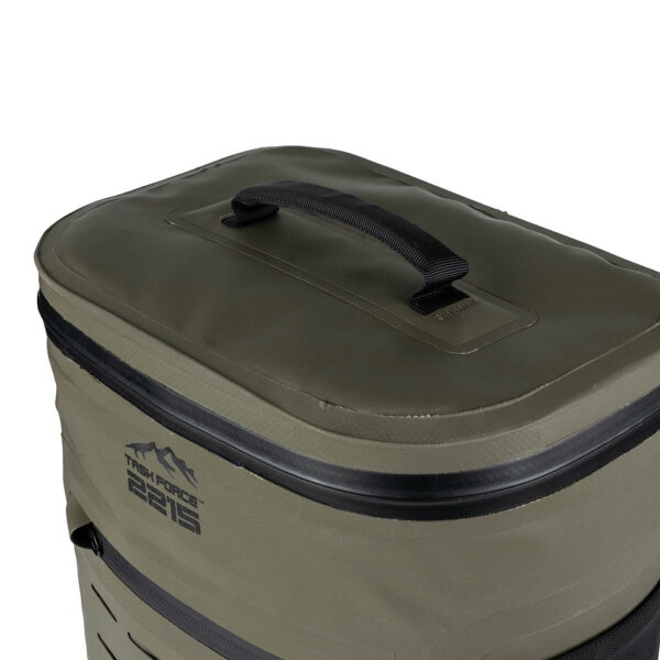 351800 11 07 De TF-2215 Tactical koelrugzak is de perfecte mix van functionaliteit en stijl voor outdoorliefhebbers. Gemaakt van duurzaam 500D PVC-materiaal, is deze rugzak weerbestendig en ideaal voor actieve gebruikers. Met een geïsoleerd koelvak dat tot 20 uur koeling biedt, biedt hij ruimte voor ongeveer 18 blikjes van 330 ml. Dankzij het comfortabele draagsysteem en meerdere opbergvakken is deze rugzak een betrouwbare keuze voor al je avonturen.